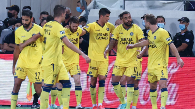 שחקני מכבי תל אביב חוגגים (צילום: דני מרון)