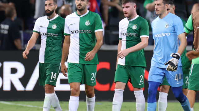 אורי דהן עם שחקני מכבי חיפה (צילום: דני מרון)