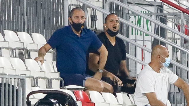 רן בן שמעון מאמן מ.ס. אשדוד המורחק לצד ג'קי בן זקן (צילום: לילך וייס)