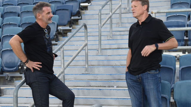 ארווין קומאן מאמן בית"ר ירושלים עם ריימונד אטפלד מאמן מכבי נתניה (צילום: ברני ארדוב)