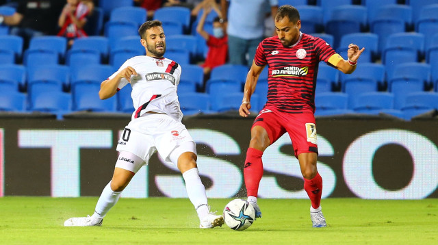 חצי שעה ראשונה חלשה בנתניה. לבאבידי מול גיא חדידה (צילום: לירון מולדובן)