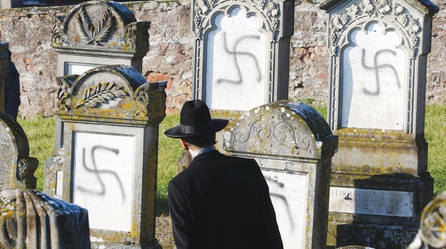 גילוי אנטישמיות בקברי יהודים בצרפת (צילום: רויטרס)