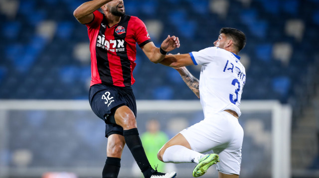 בן והבה שחקן הפועל חיפה מול זיו מורגן שחקן עירוני קרית שמונה (צילום: מאור אלקסלסי)