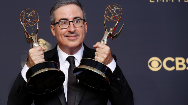 ג'ון אוליבר לאחר זכייתו בפרסי ה"אמי" (צילום: REUTERS/Mario Anzuoni)