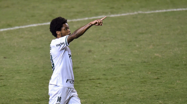 לואיז אדריאנו חוגג (צילום: Pedro Vilela/Getty Images)