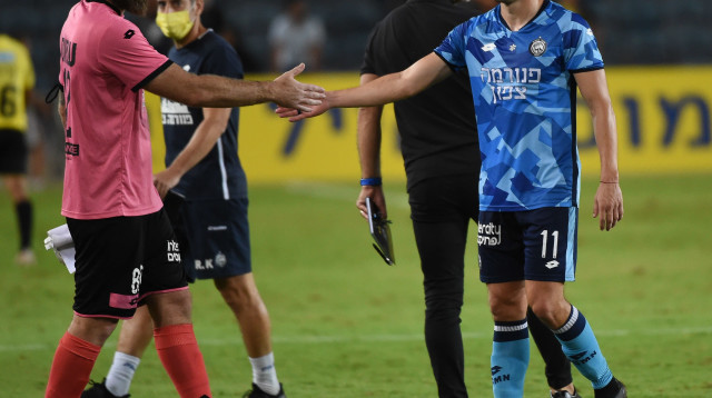 שוער מכבי נתניה דני עמוס עם איגור זלאטנוביץ' (צילום: ברני ארדוב)