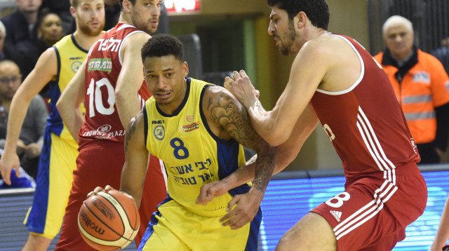 דיאנטה גארט שחקן מכבי אשדוד (שמאל) מול ליאור אליהו שחקן הפועל ירושלים (צילום: ברני ארדוב)