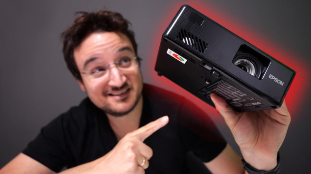 מקרן הלייזר EPSON EF-11 (צילום: צביקה שחר)