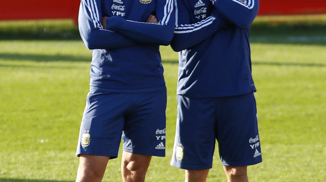 בלם העבר רוברטו אז'אלה עם המאמן ליאונל סקאלוני באימון נבחרת ארגנטינה (צילום: GettyImages, JAIME REINA)