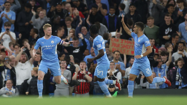 האלופה לא הסתבכה. שחקני מנצ'סטר סיטי חוגגים (צילום: רויטרס)