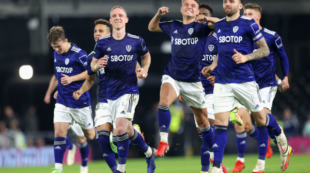 שחקני לידס יונייטד חוגגים (צילום: Catherine Ivill/Getty Images)