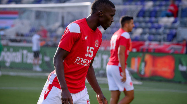 סיאנדה קולו שחקן הפועל תל אביב בחימום (צילום: אריאל שלום)