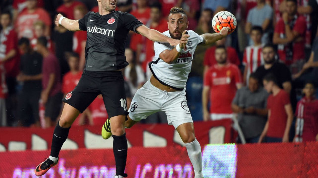 מגן מכבי פתח תקוה דור אלו מול קשר הפועל תל אביב עומרי אלטמן (צילום: ברני ארדוב)