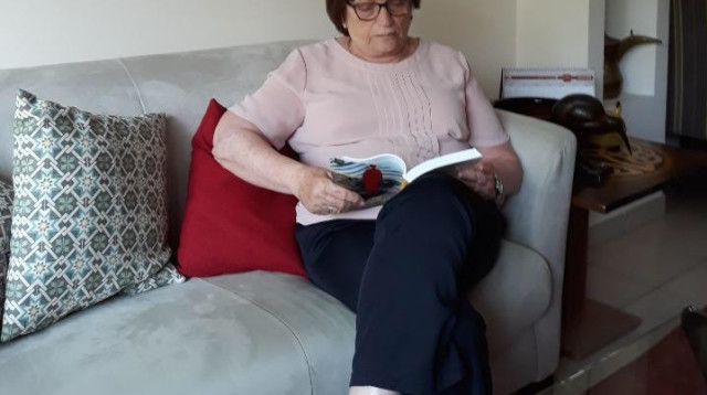 חנה בוקצ’ין קוראת ספר (צילום: פרטי)