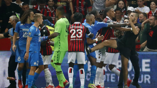 אוהד ניס בועט בדימיטרי פאייה (צילום: רויטרס)