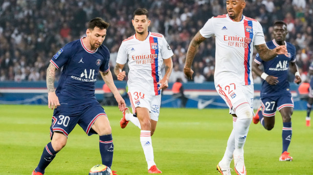 ליאונל מסי שחקן פריז סן ז'רמן מול ג'רום בואטנג שחקן ליון (צילום: GettyImages, Geert van Erven/BSR Agency)