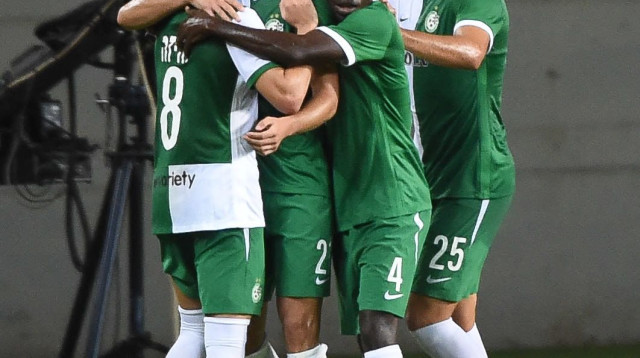 ניצחון מתוק. שחקני מכבי חיפה חוגגים (צילום: ברני ארדוב)