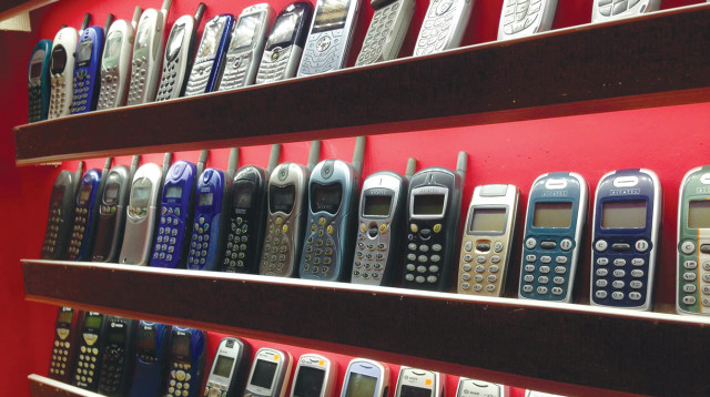 הטלפונים הניידים המוצגים במוזיאון  (צילום: obile phone museum )