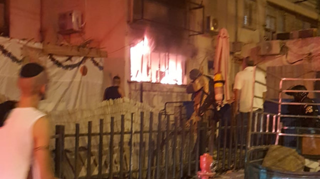 השריפה בבניין המגורים בפתח תקווה (צילום: דוברות כבאות והצלה לישראל מחוז מרכז)