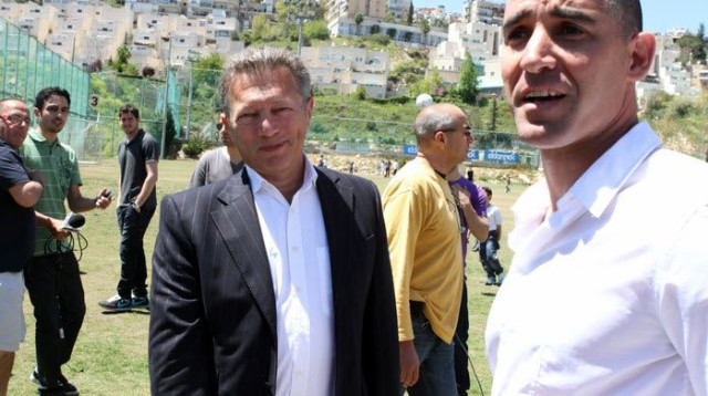 איציק קורנפיין יו"ר בית"ר ירושלים עם הבעלים ארקדי גאידמק (צילום: קובי אליהו)