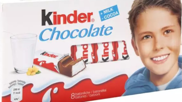 ג'וש בייטסון על אריזת "קינדר" (צילום: Getty images)