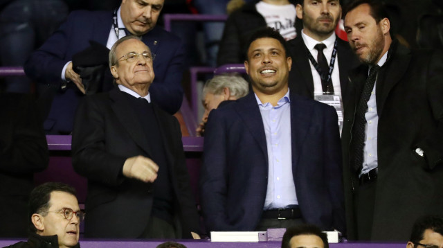 רונאלדו הבעלים של ויאדוליד עם פלורנטינו פרס נשיא ריאל מדריד (צילום: רויטרס)