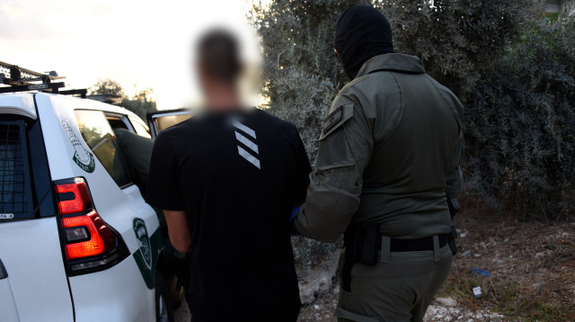 מעצרו של אחד החשודים (צילום: משטרת ישראל)