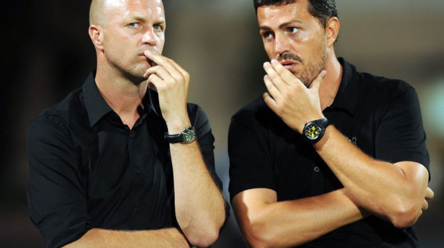 מאמן מכבי תל אביב אוסקר גרסיה (ימין) לצד המנהל המקצועי ג'ורדי קרויף (צילום: ברני ארדוב)