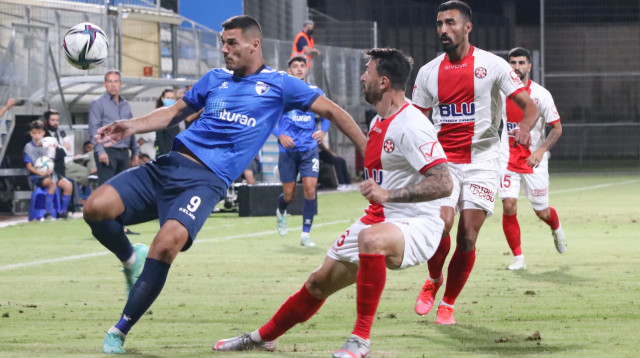 שחקן עירוני קריית שמונה סטפן מילושביץ' מול גוטי שחקן הפועל נוף הגליל (צילום: לילך וייס)