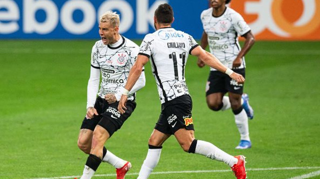 שחקני קורינתיאנס חוגגים (צילום: Alexandre Schneider / Stringer)