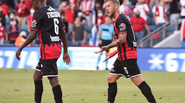 שחקן הפועל ירושלים רוסלן ברסקי עם אקווה אשטה (צילום: ברני ארדוב)