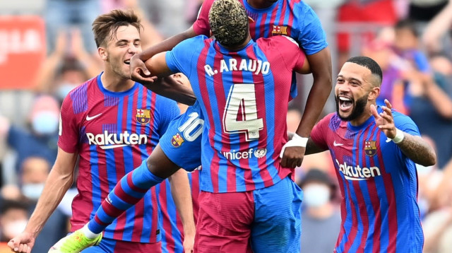 שחקני ברצלונה חוגגים עם אנסו פאטי (צילום: GettyImages, David Ramos)