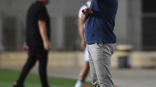 מאמן מכבי נתניה ריימונד אטפלד (צילום: ברני ארדוב)