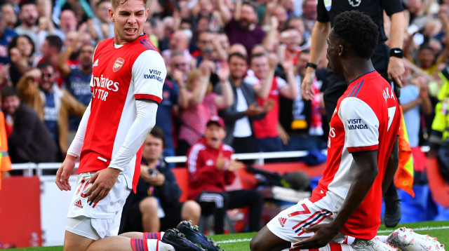 אמיל סמית' רואו שחקן ארסנל עם בוקאיו סאקה (צילום: רויטרס)