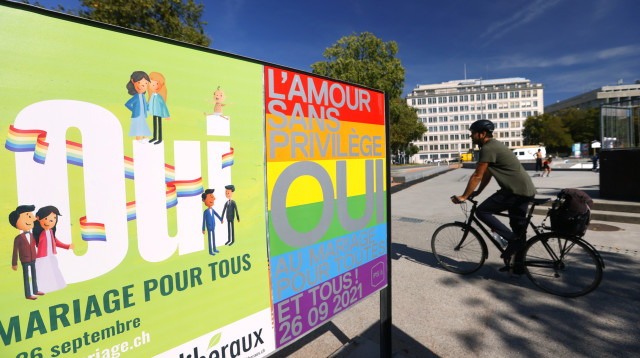 שלט בעד נישואים חד מיניים בשוויץ (צילום: REUTERS/Denis Balibouse)