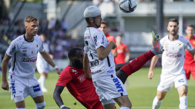 ג'וזף גנדה שחקן אדמירה בועט מול רנה רנר שחקן לאסק לינץ (צילום: GettyImages, Guenther Iby)