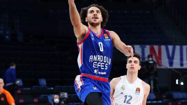 שחקן אנאדולו אפס שיין לארקין (צילום: אתר רשמי, מתוך הטוויטר של אנאדולו אפס)