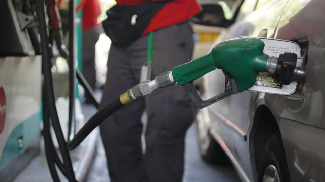 אדם מתדלק את רכבו (צילום: קובי גדעון, פלאש 90)