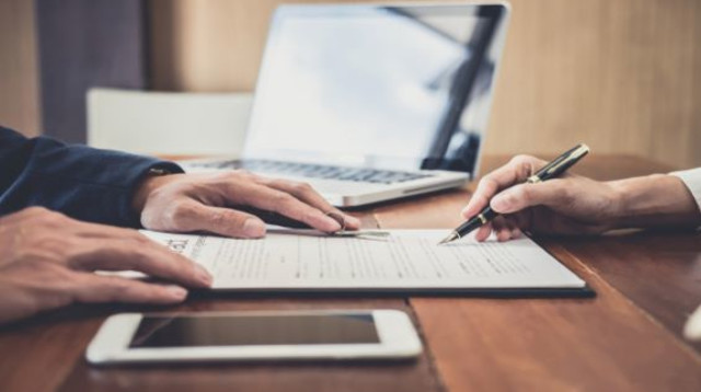 חתימה על הסכם הפצה (צילום: Shutterstock)