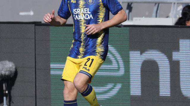 שרן ייני שחקן מכבי תל אביב בחימום (צילום: דני מרון)