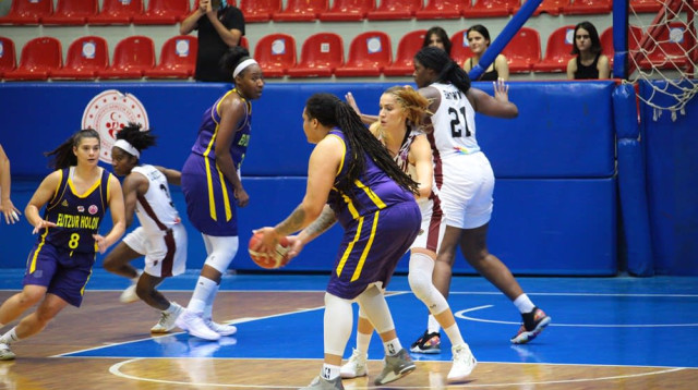 דניאל אדאמס שחקנית אליצור חולון עם נוגה פלג (צילום: אתר רשמי, אתר פיב"א)