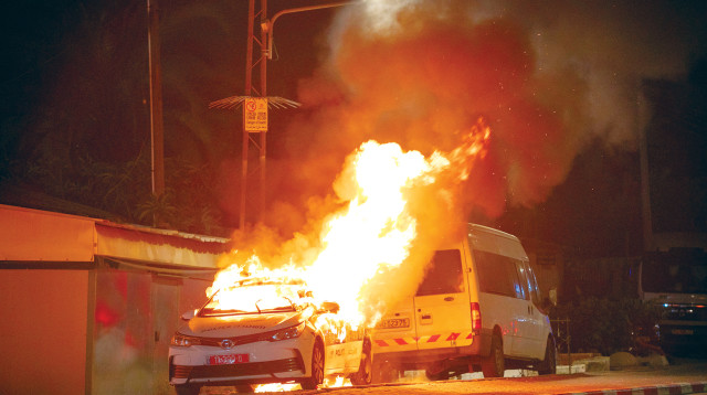 שריפת ניידת בפרעות בלוד במאי צילום יוסי אלוני פלאש90 (2) (צילום: יוסי אלוני, פלאש 90)