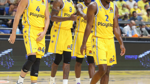 שחקן מכבי תל אביב קינן אוואנס עם אנג'לו קלויארו, ג'יימס נאנלי (צילום: דני מרון)