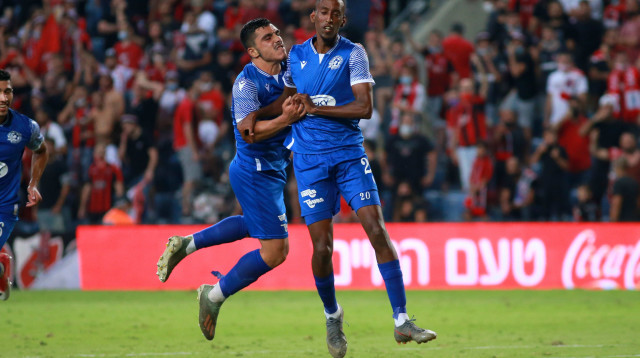 שחקני מכבי פתח תקוה, שלו דניאל, איתן אזולאי (צילום: קובי אליהו)