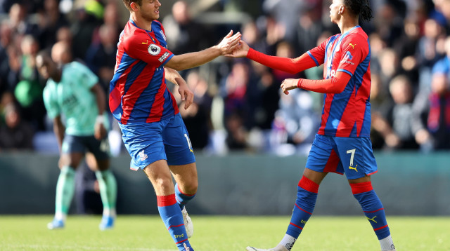 חזרו מפיגור כפול. שחקני קריסטל פאלאס חוגגים (צילום: אימג'בנק  GettyImages, Warren Little)