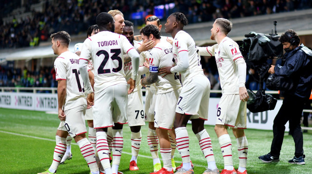 ההצגה הכי טובה בעיר? שחקני מילאן חוגגים (צילום: רויטרס)