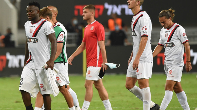 שחקני הפועל ירושלם מאוכזבים (צילום: ברני ארדוב)