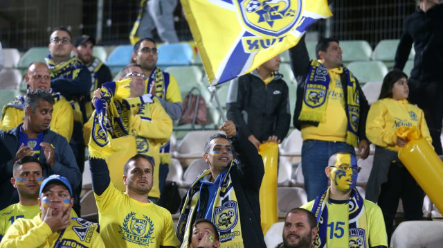 אוהדי עירוני אשדוד (צילום: קובי אליהו)