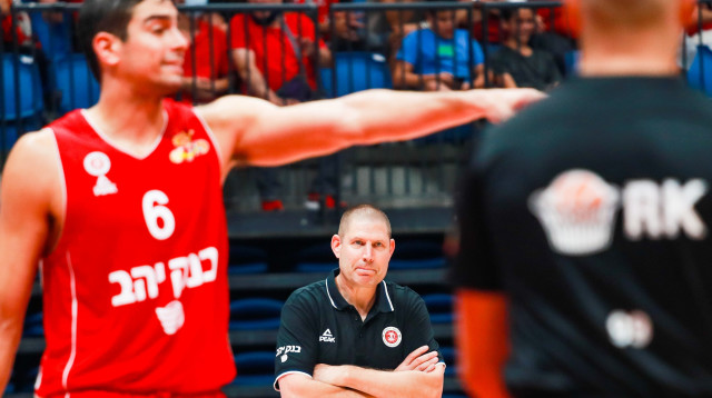 מאמן הפועל ירושלים אורן עמיאל. לצידו איתי שגב (צילום: ברני ארדוב)