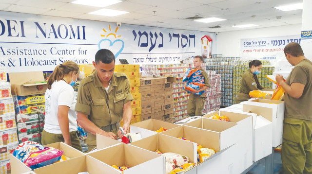 סלי מזון לקשישים (צילום: חסדי נעמי)